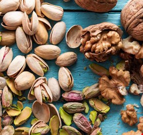 الفستق أم الجوز.. أيهما الأفضل صحيا؟
