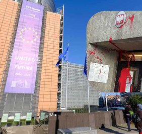 بشعارات مسيئة وطلاء أحمر.. تخريب سفارة بولندا في بروكسل