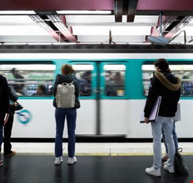 فرنسا.. 3 مصابات إثر هجوم بسكين في مترو باريس