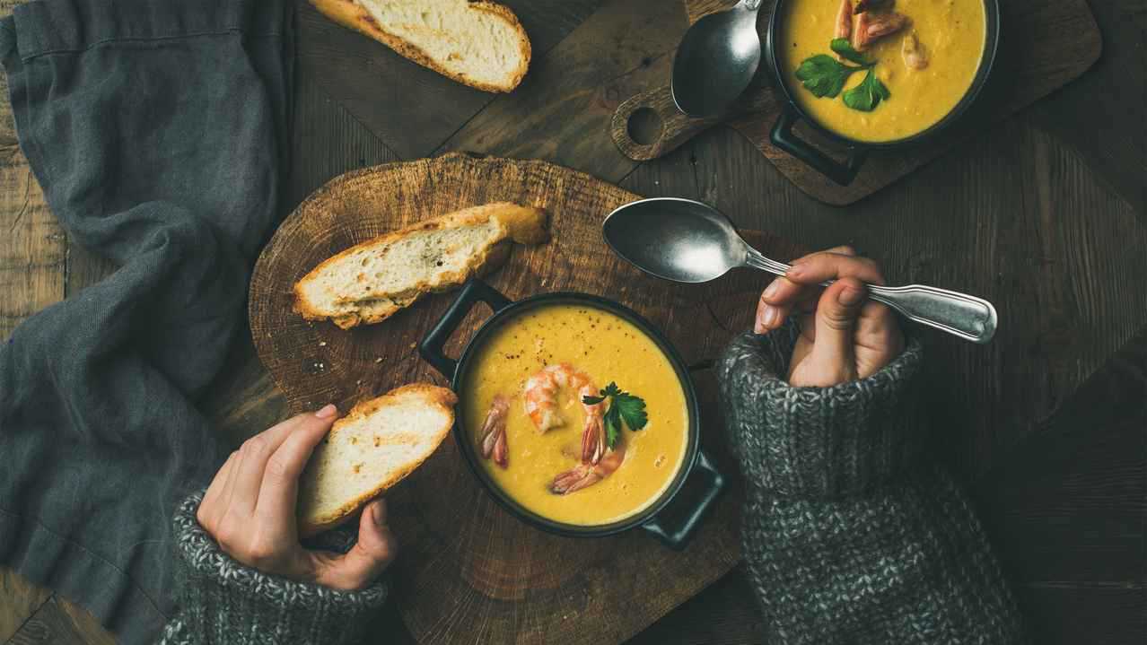 أطعمة الشتاء السحرية .. كيف تقوي مناعتك في البرد؟