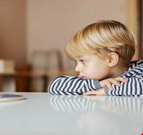 الملل مفيد!.. كيف يساعد الطفل على اكتساب مهارات حياتية مهمة