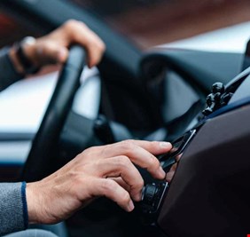 الموسيقى أثناء القيادة.. متعة قد تتحول إلى خطر