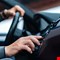 الموسيقى أثناء القيادة.. متعة قد تتحول إلى خطر