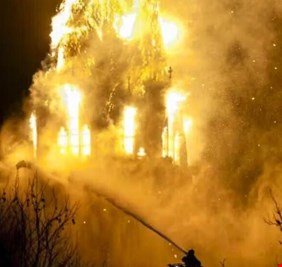 حريق يدمر كنيسة عمرها 150 عاما في أمستردام