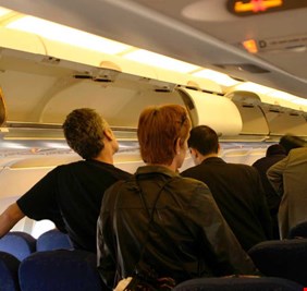 لماذا يقف الركاب فور هبوط الطائرة؟.. إليك السبب