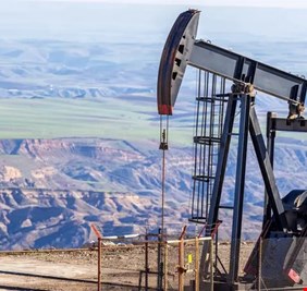 تراجع أسعار النفط وسط توقعات بزيادة الإنتاج الفنزويلي ووفرة المعروض