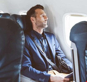 قواعد ذهبية لتجنب الإزعاج على متن الطائرة