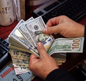 بعد الارتفاع المفاجئ .. الدولار ينخفض في بغداد وأربيل