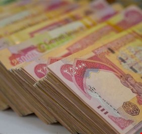 مستشار حكومي يتحدث بشأن رواتب الموظفين والمتقاعدين