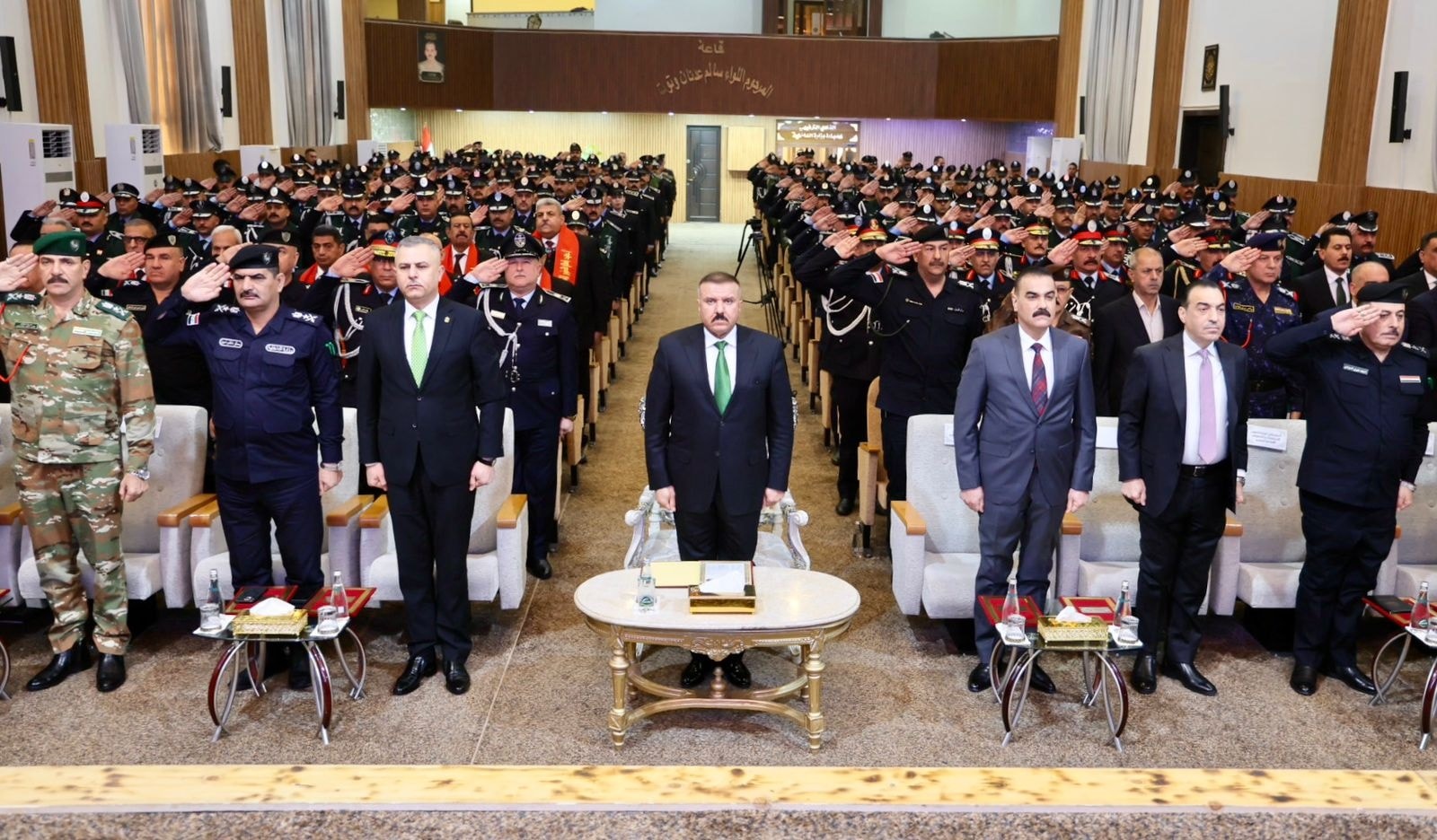 وزير الداخلية يحضر مراسم تخرج أربع دورات من مديرية القيادة بالمعهد العالي للتطوير الأمني والإداري