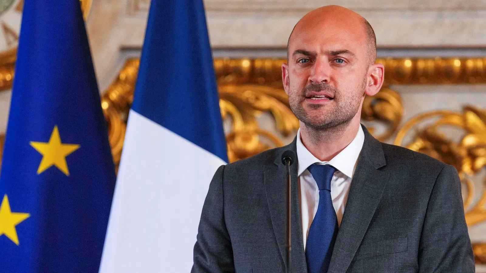 باريس تحذر من 