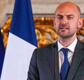 باريس تحذر من 