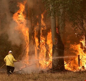 أستراليا.. حرائق الغابات تدمر منازل وتقطع الكهرباء عن عشرات الآلاف