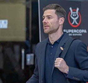 بينها ليفربول.. 5 أندية عملاقة تنتظر تشابي ألونسو