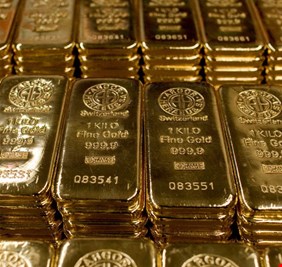 الذهب ينخفض بعد بلوغه أعلى مستوى له على الإطلاق