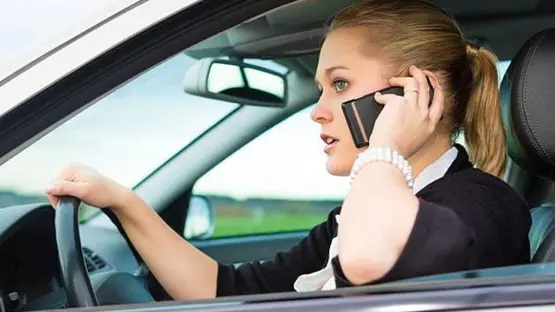 التحدث أثناء القيادة أخطر مما نعتقد.. إليك الأسباب