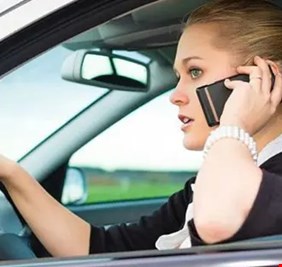 التحدث أثناء القيادة أخطر مما نعتقد.. إليك الأسباب
