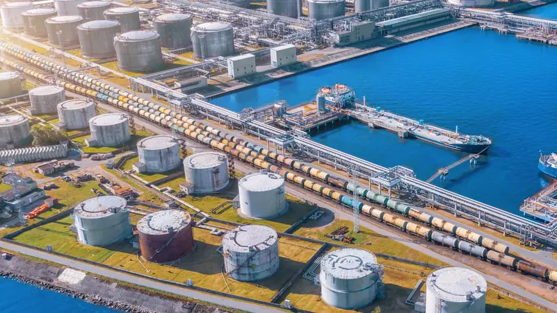 توقعات بانخفاض مخزونات النفط الخام الأميركية