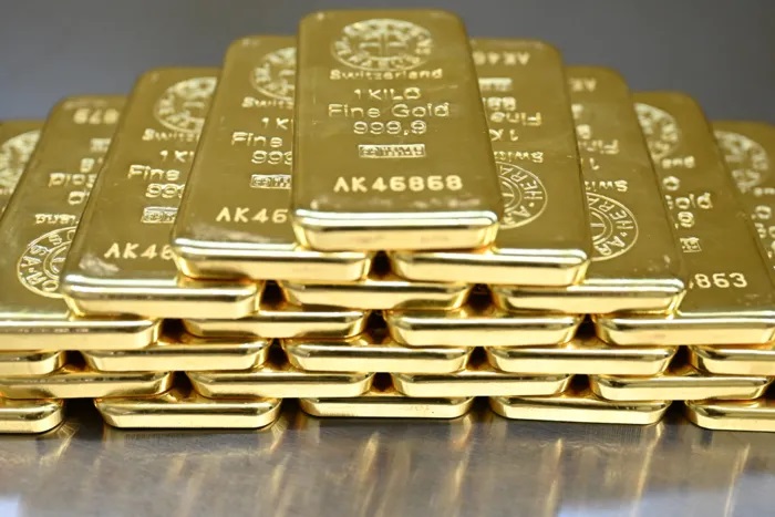 الذهب ينخفض مع جني الأرباح وتراجع الطلب على الملاذ الآمن