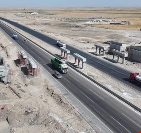 تعرض طريق حولي بكلفة 80 مليار دينار في الناصرية لتخريب متعمد قبل إكسائه