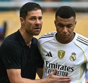 مبابي يدافع عن تشابي ألونسو