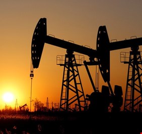 انخفاض أسعار النفط مع تراكم المخزونات الأميركية