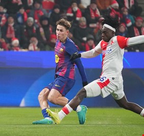 برشلونة يهزم سلافيا براغ برباعية في دوري أبطال أوروبا