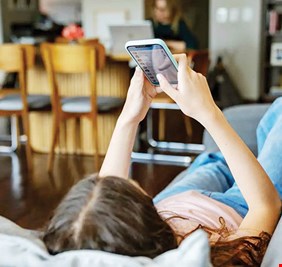 الاعتدال أم الانقطاع عن مواقع التواصل.. أيهما أخطر على صحة المراهقين؟