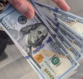 الدولار يتجه لتسجيل أكبر انخفاض أسبوعي خلال عام