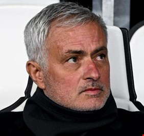 اقتحموا الملعب.. مورينيو يواجه 200 مشجع غاضب