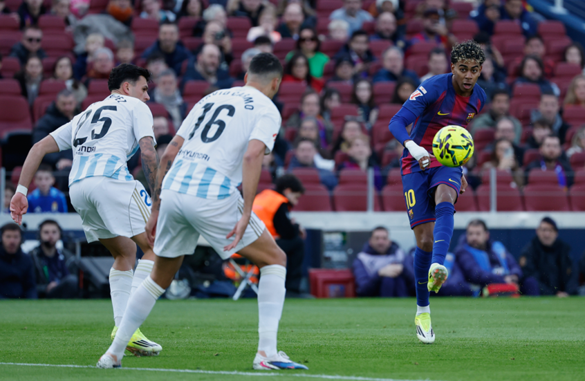 برشلونة يهزم أوفييدو ويستعيد صدارة 