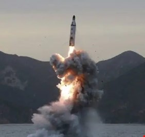 كوريا الشمالية تطلق 