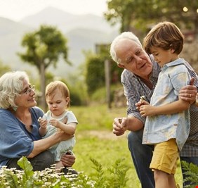 الأحفاد يحمون الذاكرة.. دراسة تبرز فوائد التواصل العائلي في الشيخوخة