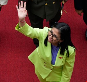 فنزويلا.. الجيش يعلن الولاء لديلسي رودريغيز