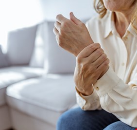 العامل الأساسي وراء الألم المزمن وكيفية علاجه