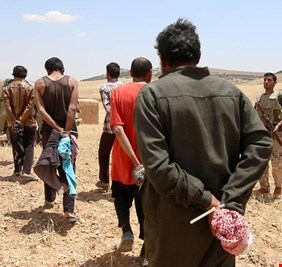 العراق يبدأ عملية سرية لنقل الدواعش من سوريا إلى سجونه