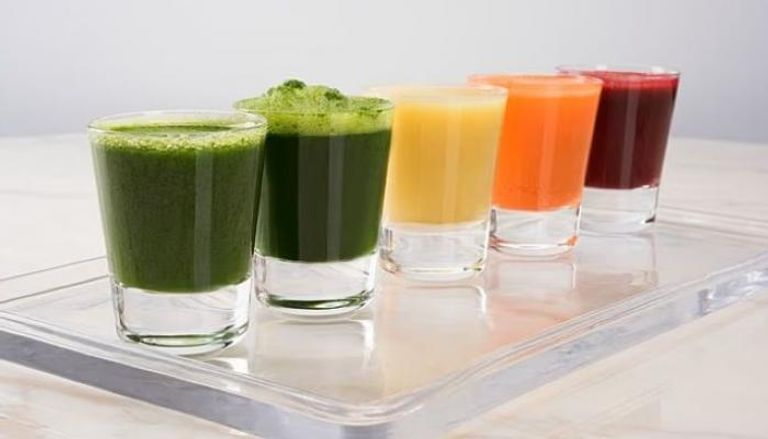 خبراء يحذرون: 8 مشروبات شائعة تدمر صحة الأمعاء