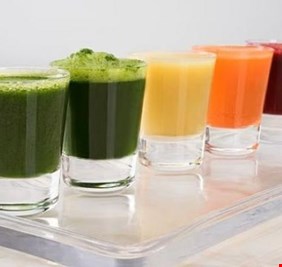 خبراء يحذرون: 8 مشروبات شائعة تدمر صحة الأمعاء