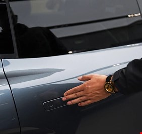 الصين تحظر مقابض الأبواب المخفية في السيارات