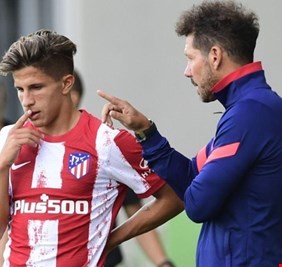 طردني من البيت .. جوليانو سيميوني يكشف طبيعة علاقته بوالده