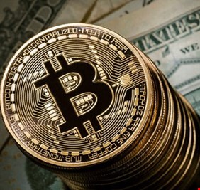 بتكوين تستقر فوق 70 ألف دولار بعد تقلبات حادة