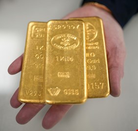 الذهب ينخفض وسط حذر قبل صدور بيانات أمريكية