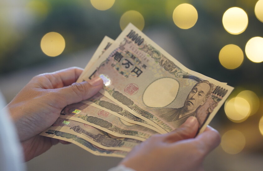 الين الياباني يواصل تسجيل المكاسب