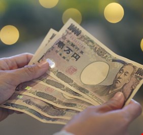 الين الياباني يواصل تسجيل المكاسب