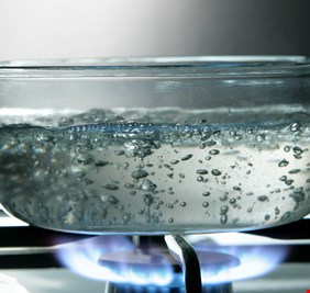 هل يصبح الماء ضارا عند غليه أكثر من مرة؟