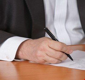 لماذا يختلف حجم اليد أو القدم بين جانبي الجسم؟ وما الحل؟