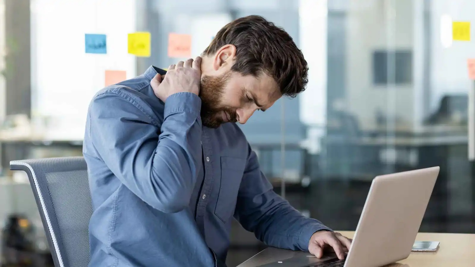 الحركة المنتظمة.. كيف تحمي العمود الفقري أثناء الجلوس؟