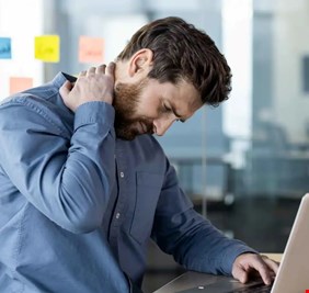 الحركة المنتظمة.. كيف تحمي العمود الفقري أثناء الجلوس؟