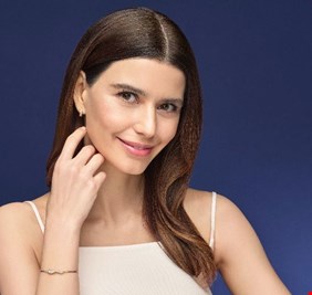 النجمة التركية بيرين سات تثير الجدل بأغنيتها الأولى