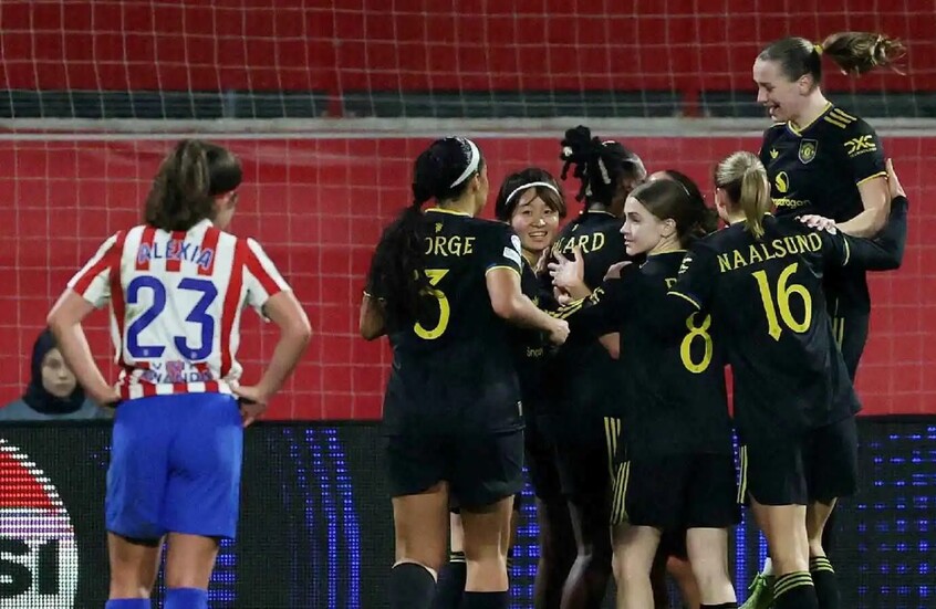 سيدات مانشستر يونايتد يحتفلن بالفوز بطريقة غريبة